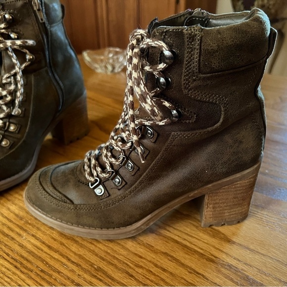 CARLOS BY CARLOS SANTANA Ardent Booties women’s boots size 8.5 lug chunky heels - Picture 2 of 9